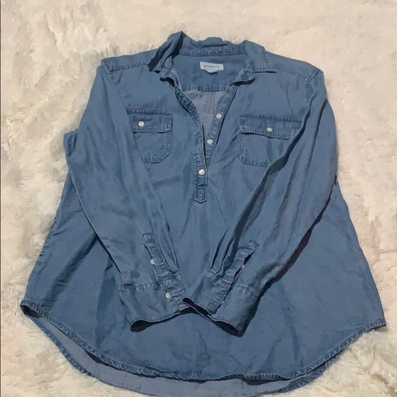 SOLD❌❌❌❌6/$25🤑 NWOT Light wash denim top - Picture 2 of 4